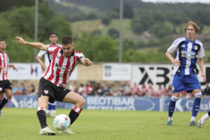 El jugador del Athletic de Bilbao Oihan Sancet, con el balón, en presencia del jugador del equipo leonés SD Ponferradina, Vlad (d) durante el partido amistoso disputado en julio en el campo del Amorebieta en Bizkaia. EFE/Luis Tejido