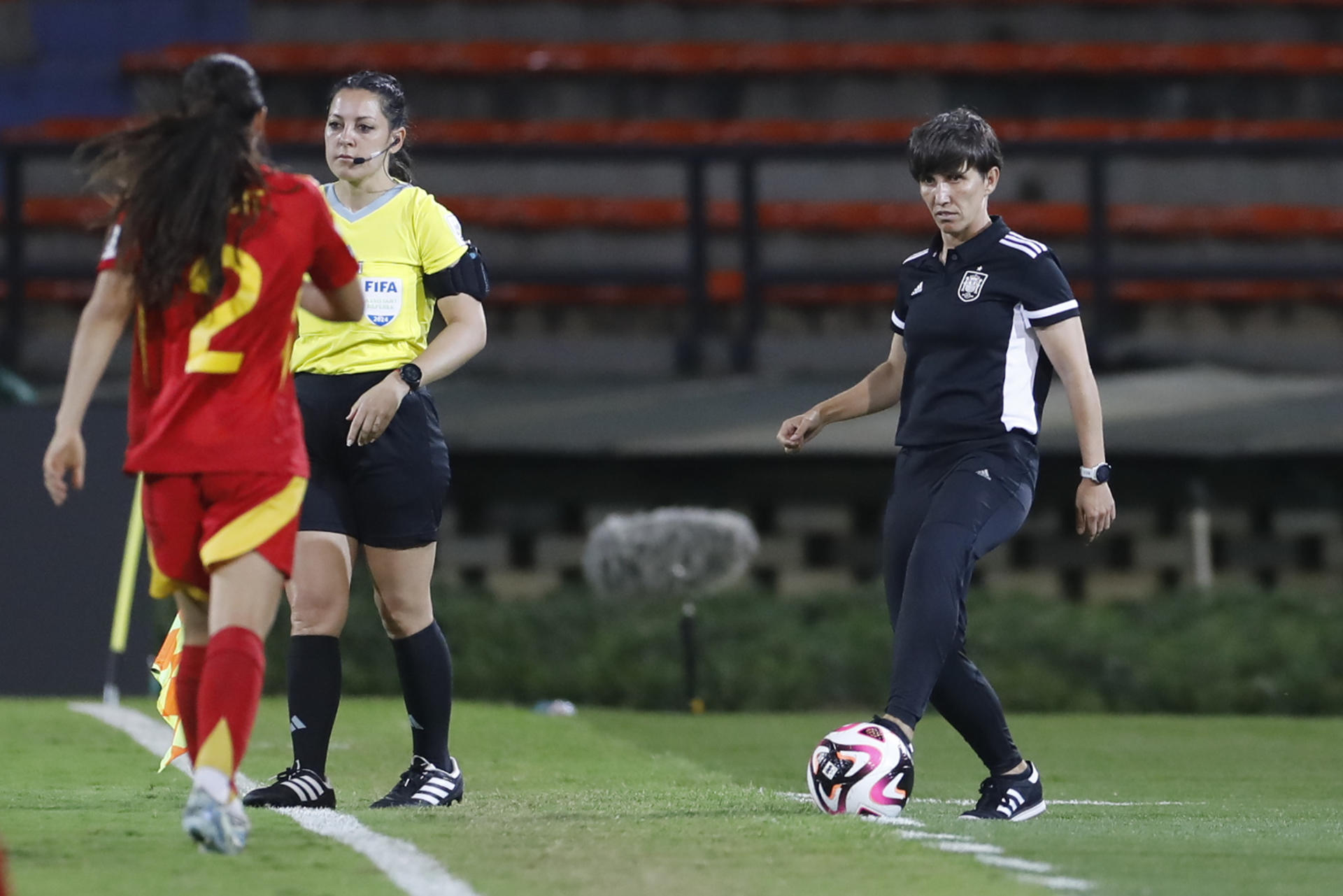 Sonia Bermúdez pasa el balón este domingo, en un partido de los cuartos de final de la Copa Mundial Femenina sub-20 entre las selecciones de Japón y España, disputado el 2 de septiembre en el estadio Atanasio Girardot en Medellín (Colombia). EFE/ Luis Eduardo Noriega Arboleda
