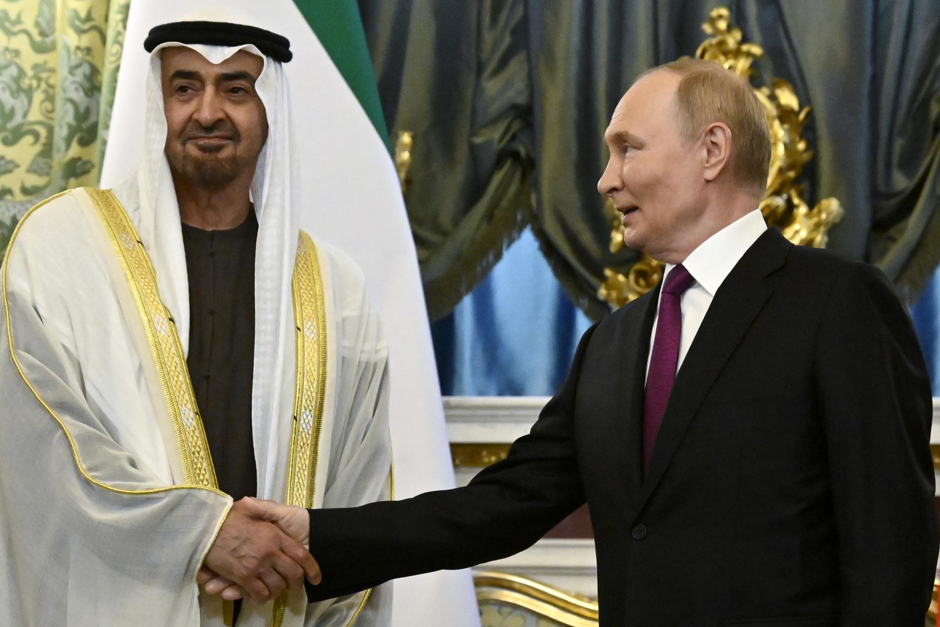 El presidente ruso, Vladimir Putin (der.), se reúne con el presidente de los Emiratos Árabes Unidos, el jeque Mohammed bin Zayed Al Nahyan (izq.), en el Kremlin en Moscú, Rusia, el 7 de agosto de 2025.(Rusia, Moscú) EFE/EPA/ALEXANDER NEMENOV / POOL