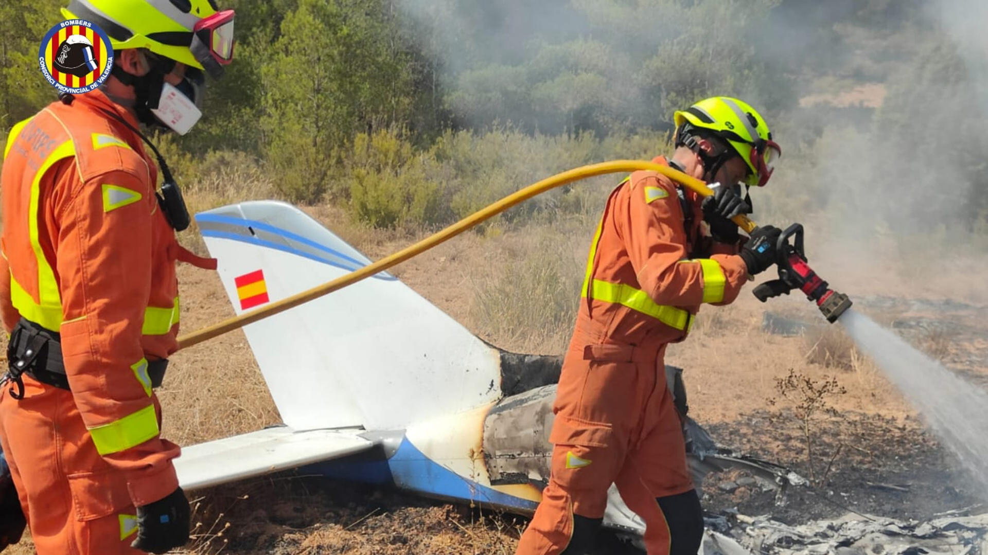 Dos personas han fallecido este sábado tras estrellarse una avioneta ultraligera en la zona de El Pontón, en el municipio valenciano de Requena. EFE/ Consorcio De Bomberos De Valencia **SOLO USO EDITORIAL/SOLO DISPONIBLE PARA ILUSTRAR LA NOTICIA QUE ACOMPAÑA (CRÉDITO OBLIGATORIO)***