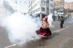 Manifestantes chocan con policías en el centro de Lima (Perú), en una fotografía de archivo. EFE/ Renato Pajuelo