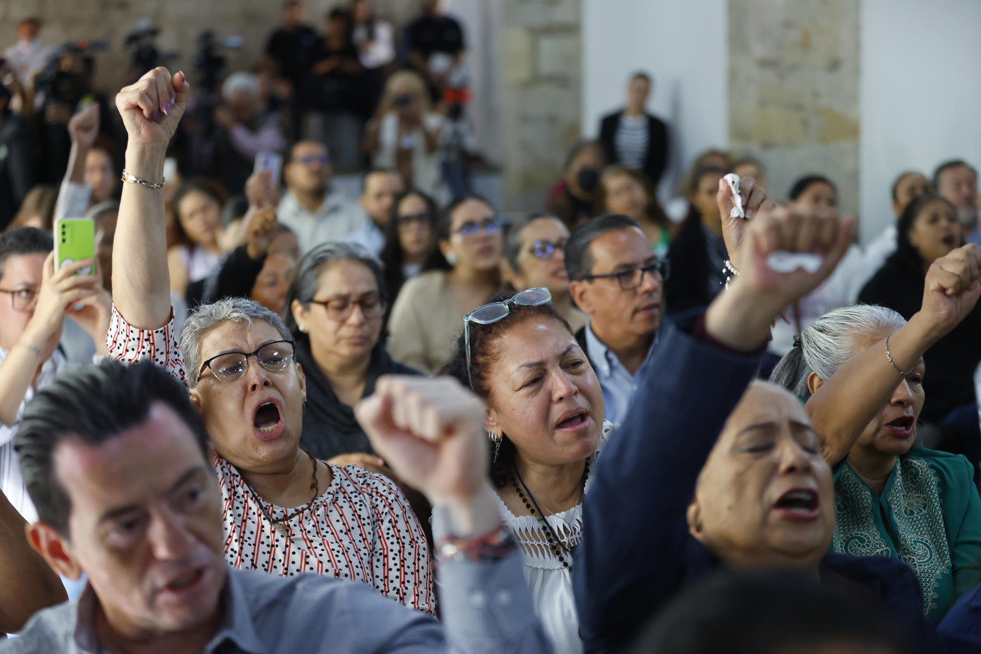 Personas e integrantes de colectivos de búsqueda de personas desaparecidas reaccionan durante un evento de disculpa pública este jueves, en el Palacio de Gobierno en Guadalajara (México). EFE/ Francisco Guasco
