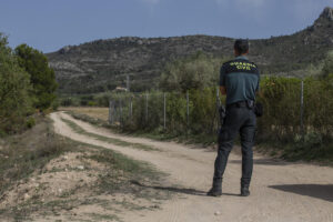 Un agente de la Guardia Civil custodia un camino en Alicante. EFE/J.P. Martínez