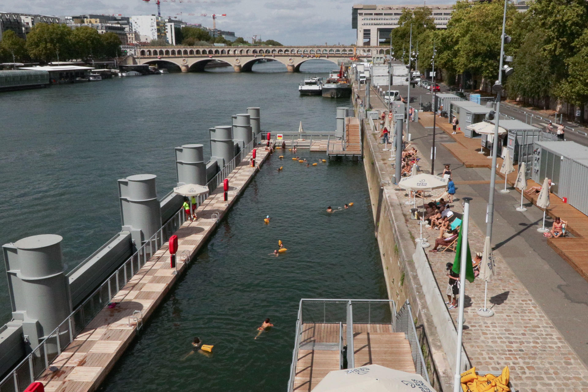 La zona habilitada para el baño en el río Sena a su paso por la zona de Bercy, en París. Cerca de 100.000 personas se han bañado en el río Sena a su paso por París este verano desde que se abrió esta posibilidad el 5 de julio, por primera vez tras 102 años en que eso había estado prohibido por la mala calidad del agua. EFE/ Edgar Sapiña