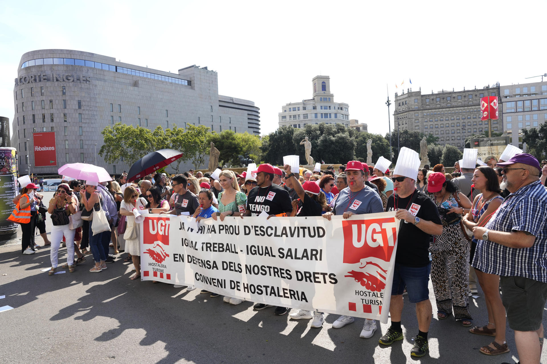 Algunos de los participantes en la concentración de este jueves que el sindicato UGT ha convocado en el centro de Barcelona, para reclamar mejoras en las condiciones laborales de los trabajadores del sector de la hostelería, que ve cada vez más precarias pese al crecimiento del sector turístico, con récords de visitantes año tras año.EFE/ Alejandro García
