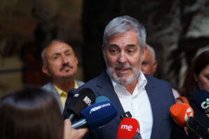 El presidente de Canarias, Fernando Clavijo, atiende a los medios tras su reunion con el secretario general de UGT, Pepe Álvarez. EFE/Ramón de la Rocha