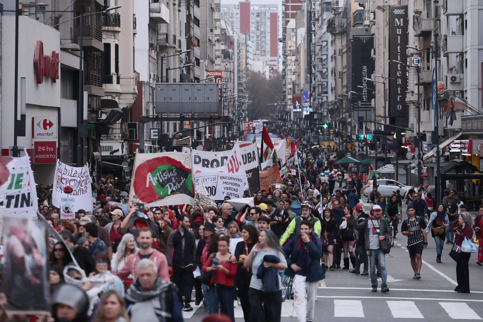 Personas participan en una manifestación en apoyo a Palestina este 30 de agosto de 2025, en Buenos Aires (Argentina). EFE/ STR