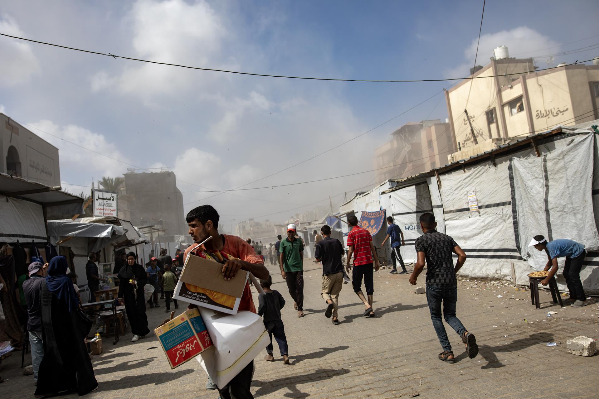 Los palestinos huyen tras un ataque aéreo israelí que apunta al hospital Nasser en Khan Younis, en la franja de Gaza sur, 25 de agosto de 2025. Según el Ministerio de Salud palestino, el ataque aéreo golpeó el cuarto piso del Complejo Médico Nasser, seguido de un segundo ataque al llegar las ambulancias para rescatar a los heridos y a los muertos, dejando al menos 20 muertos, incluyendo 5 periodistas. EFE/EPA/HAITHAM IMAD
