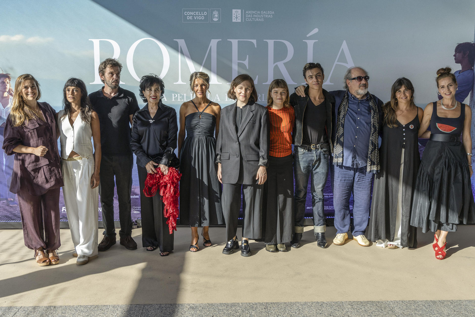 La directora Carla Simón (c) posa con la vicepresidenta del Gobierno Yolanda Díaz (5i) y los integrantes del elenco en el photocall previo al estreno de su película "Romería", este martes en Vigo. EFE / Salvador Sas