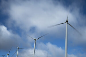 Fotografía de archivo de unos molinos de viento de un parque eólico. EFE/Andreu Esteban