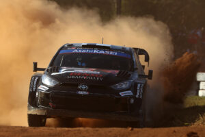 Los pilotos de Finlandia Kalle Rovanperä y Jonne Halttunen del equipo Toyota Gazoo Racing WRT compiten este viernes, en la primera jornada del Rally de Paraguay del Campeonato Mundial de Rallies (WRC). EFE/ Juan Pablo Pino