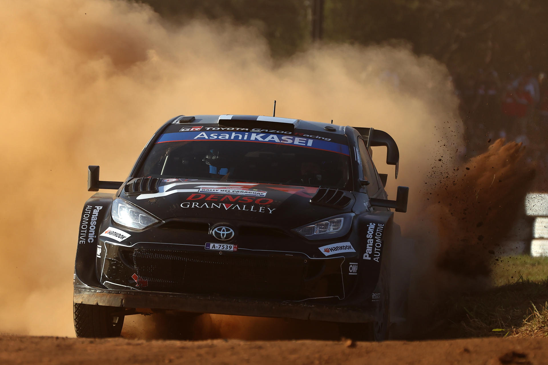 Los pilotos de Finlandia Kalle Rovanperä y Jonne Halttunen del equipo Toyota Gazoo Racing WRT compiten este viernes, en la primera jornada del Rally de Paraguay del Campeonato Mundial de Rallies (WRC). EFE/ Juan Pablo Pino