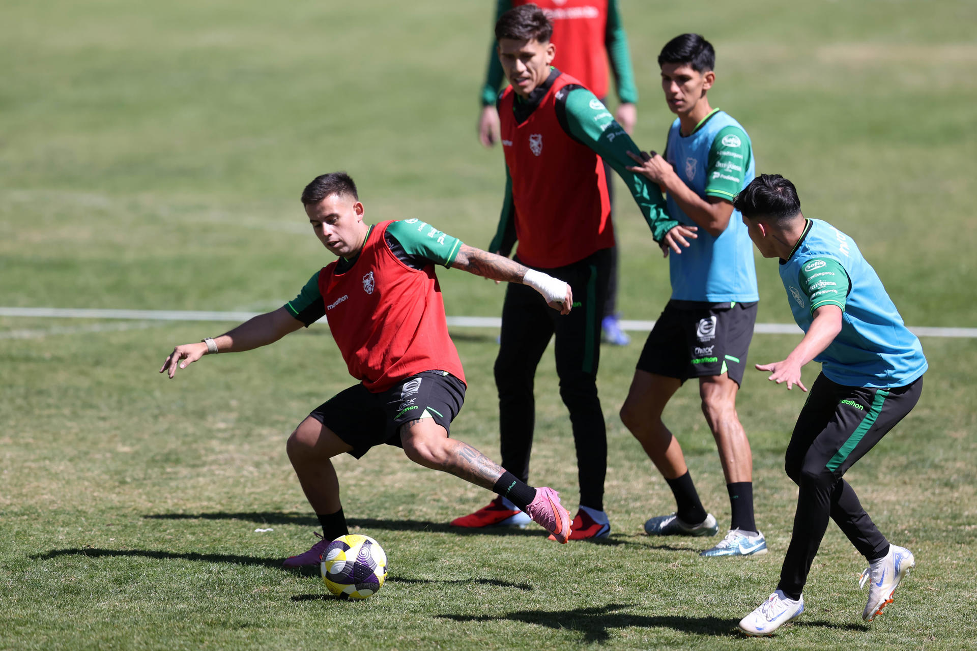 Jugadores de la selección boliviana de fútbol participan durante un entrenamiento, previo al partido que jugarán ante Brasil por las eliminatorias suramericanas del Mundial 2026, este jueves en La Paz (Bolivia). EFE/Luis Gandarillas