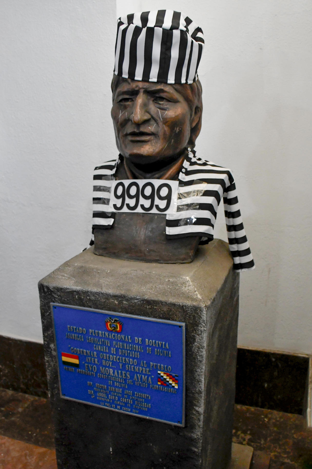 Fotografía de la estatua del expresidente de Bolivia Evo Morales vestido de reo este miércoles, en la Asamblea Legislativa de Bolivia, en La Paz (Bolivia). EFE/Stringer