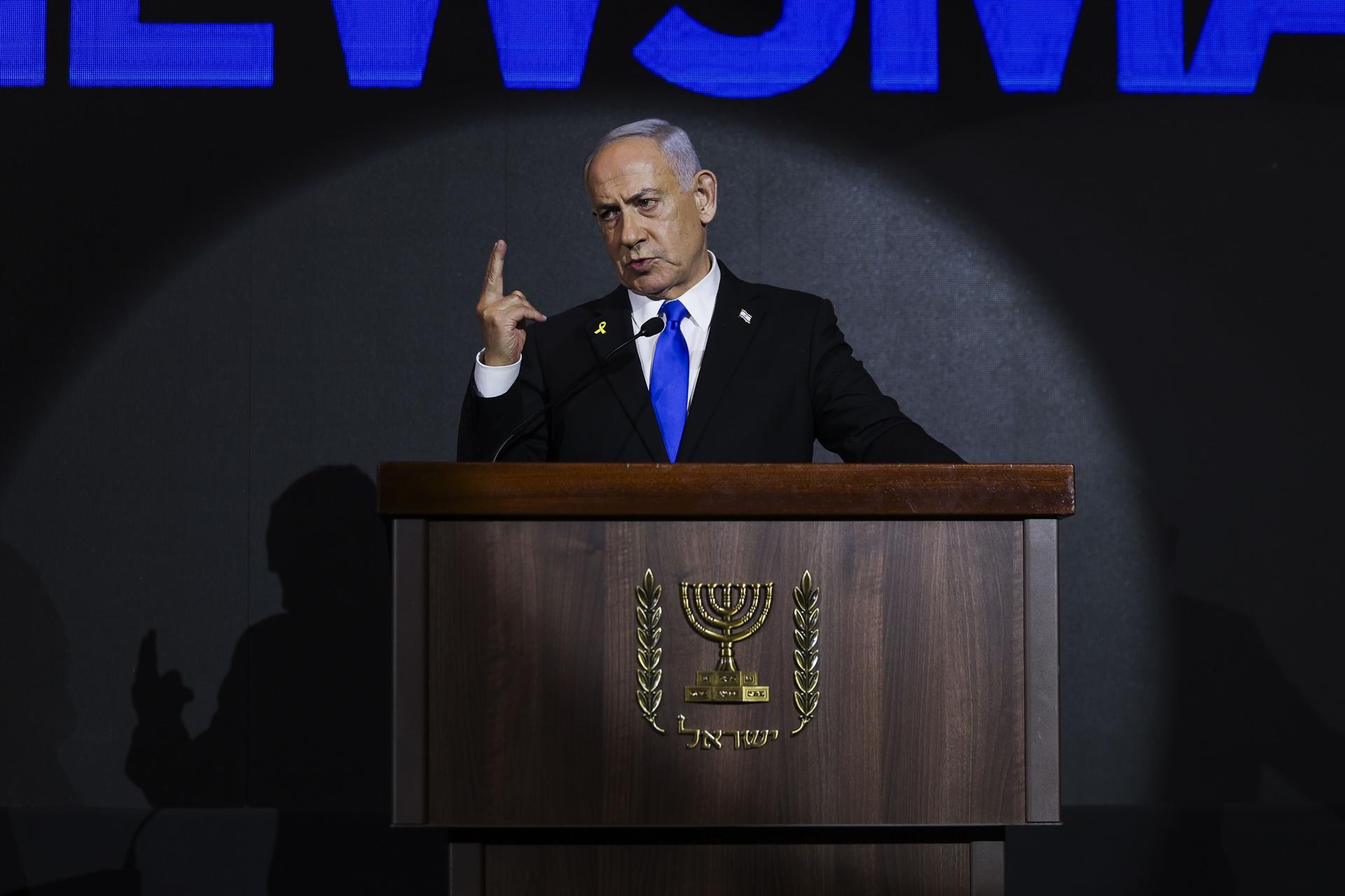 El primer ministro israelí, Benjamin Netanyahu, pronuncia un discurso durante la recepción del Día de la Independencia de EE.UU. organizada por Newsmax, en el hotel Waldorf Astoria de Jerusalén, el 13 de agosto de 2025. EFE/EPA/Ronen Zvulun / POOL