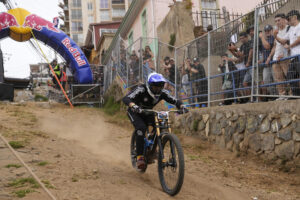 Fotografía de archivo del 2 d marzo de 2025, de la participación de Edgar Carballo en la clasificatoria de la Redbull Valparaíso Cerro Abajo, en Valparaíso (Chile). EFE/ Adriana Thomasa
