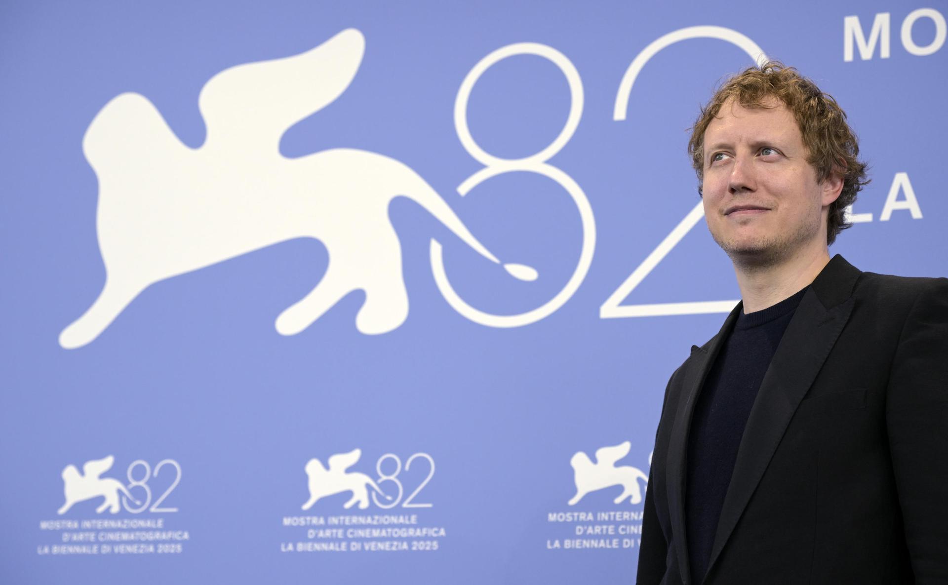 El director de cine húngaro Laszlo Nemes posa durante una sesión fotográfica para 'Orphan' en el 82º Festival Internacional de Cine de Venecia, en Venecia, Italia, el 28 de agosto de 2025. El festival de cine se desarrollará del 27 de agosto al 6 de septiembre de 2025.(Cine, Cine, Italia, Venecia) EFE/EPA/RICCARDO ANTIMIANI