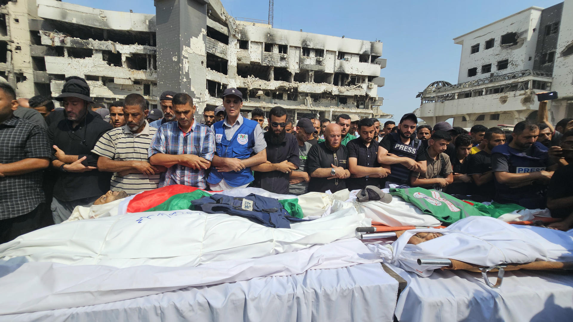 Funeral este lunes en Gaza por periodistas asesinados este domingo por la noche en un ataque de precisión israelí a su tienda junto al hospital Al Shifa de la ciudad de Gaza. La oficina de información del Gobierno de Gaza elevó a seis los informadores asesinados tras la muerte de Mohamed Al Khalidi, que trabajaba para el medio palestino Sahat. EFE/Ahmad Awad