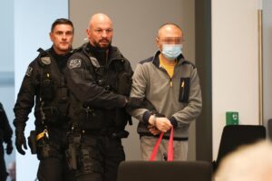 El acusado Jian G (R) llega al inicio del juicio de alto perfil por espionaje contra un ex asistente de un miembro de AfD en Dresde, Alemania, el 05 de agosto de 2025. Jian G., ciudadano alemán, es acusado de espiar para China, incluyendo la filtración de información del Parlamento Europeo, datos de AfD y el seguimiento de disidentes chinos. Jaqi X., ciudadana china, supuestamente lo ayudó en 2023-2024 pasando información de vuelos y carga desde el aeropuerto de Leipzig a la inteligencia china. (Alemania, Dresde) EFE/EPA/FILIP SINGER / POOL
