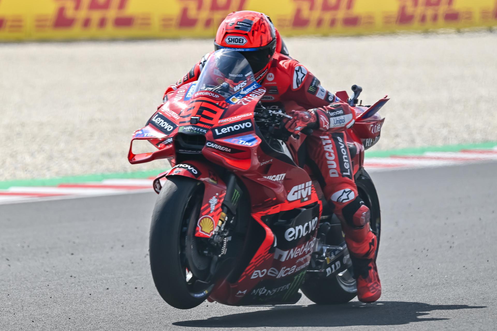 El piloto español Marc Márquez, de Ducati Lenovo, en acción durante la segunda sesión de entrenamientos libres del Gran Premio de Motociclismo de Hungría en el circuito Balaton Park de Balatonfokajar, Hungría. EFE/EPA/Tamas Vasvari