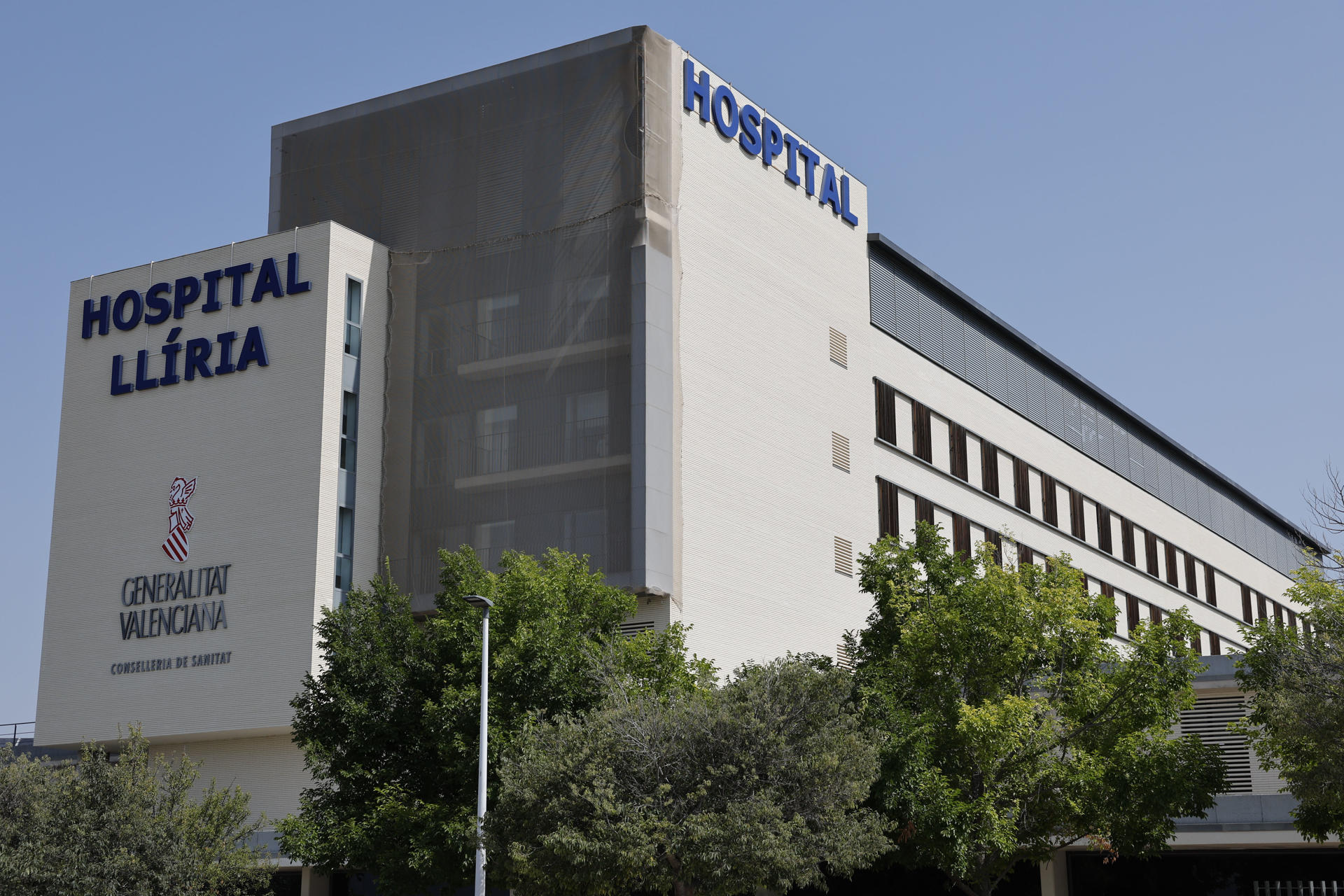 Vista del hospital de Llíria (València), en el que ha sido ingresado de urgencia este viernes el excomisionado para la reconstrucción tras la dana, José María Ángel, por un intento de suicidio, según han confirmado a EFE fuentes del PSPV-PSOE. José María Ángel presentó su renuncia irrevocable como Comisionado para la reconstrucción tras la dana el pasado 31 de julio tras la polémica sobre la titulación con la que promocionó de funcionario hace 43 años, y lamentó entonces haber sufrido un "ataque injustificado" que le había causado un daño personal "enorme".-EFE/ Ana Escobar

