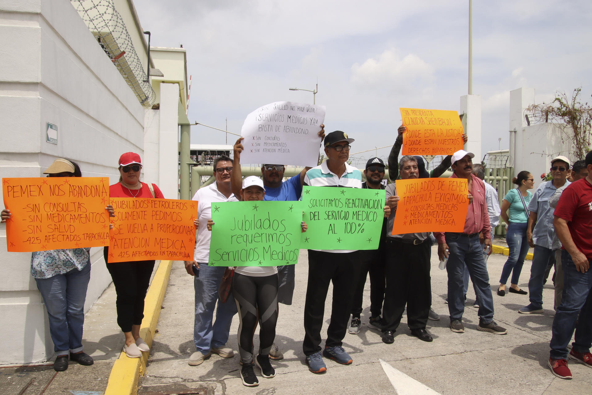 Personas sostienen carteles durante una protesta en la terminal de Petróleos Mexicanos (Pemex) este lunes, en Puerto Chiapas en Tapachula (México). EFE/ Juan Manuel Blanco