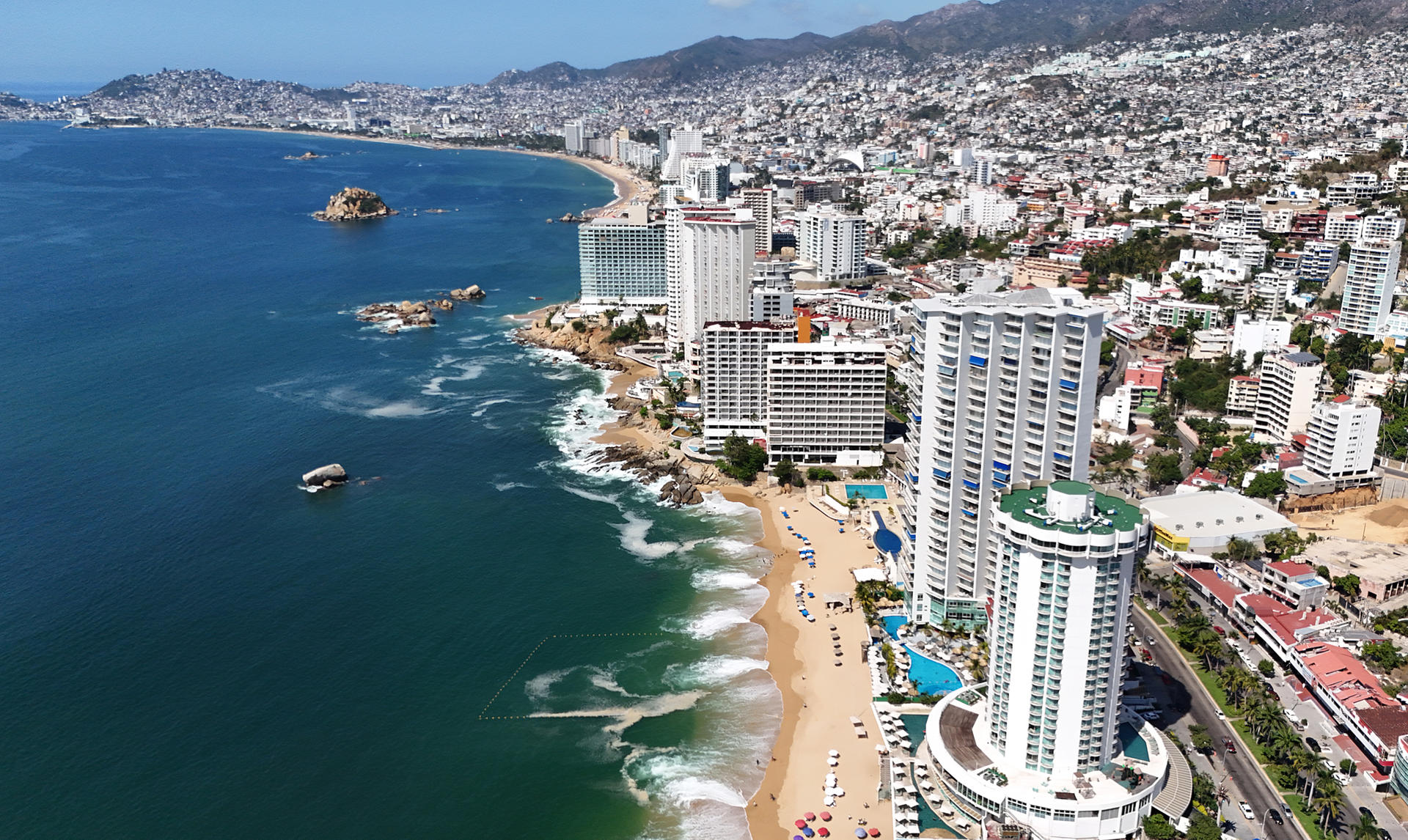 Fotografía aérea que muestra la bahía de Acapulco en Guerrero (México). Fotografía de archivo. EFE/ David Guzmán
