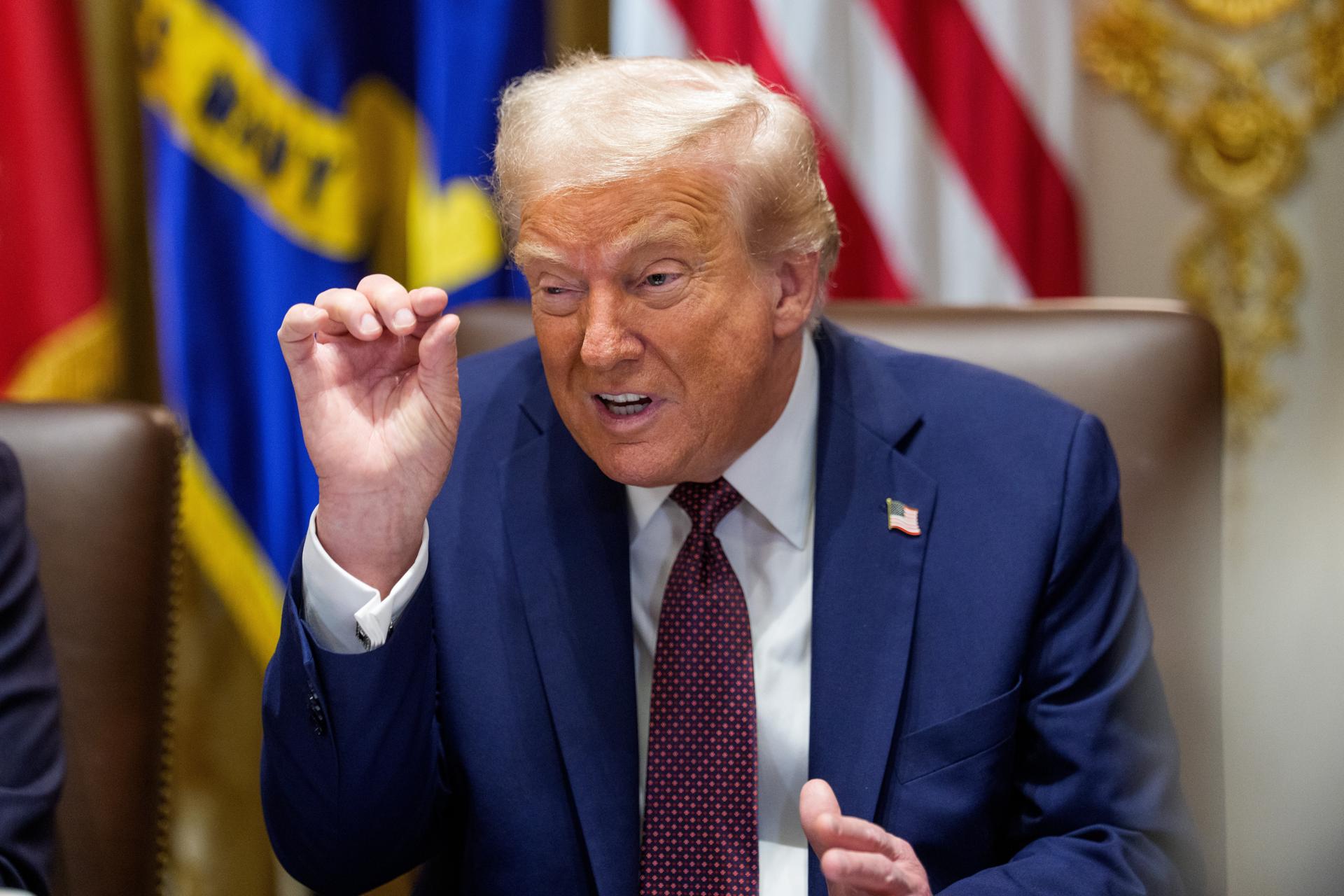 El presidente de EE.UU., Donald J Trump, habla este 26 de agosto de 2025. (Estados Unidos) EFE/AARON SCHWARTZ / POOL