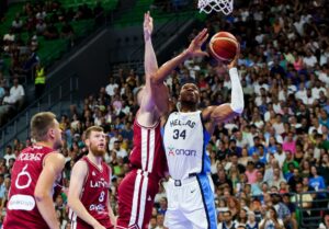 El pívot griego Giannis Antetokounmpo (d) en acción ante el letóns Kristaps Porzingis (I) durante el partido amistoso jugado en Atenas, Grecia. EFE/EPA/GEORGIA PANAGOPOULOU