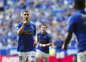 El centrocampista belga del Oviedo Leander Dendoncker celebra el primer gol de su equipo en el partido de LaLiga entre el Real Oviedo y la Real Sociedad, en el estadio Carlos Tartiere. EFE/Paco Paredes