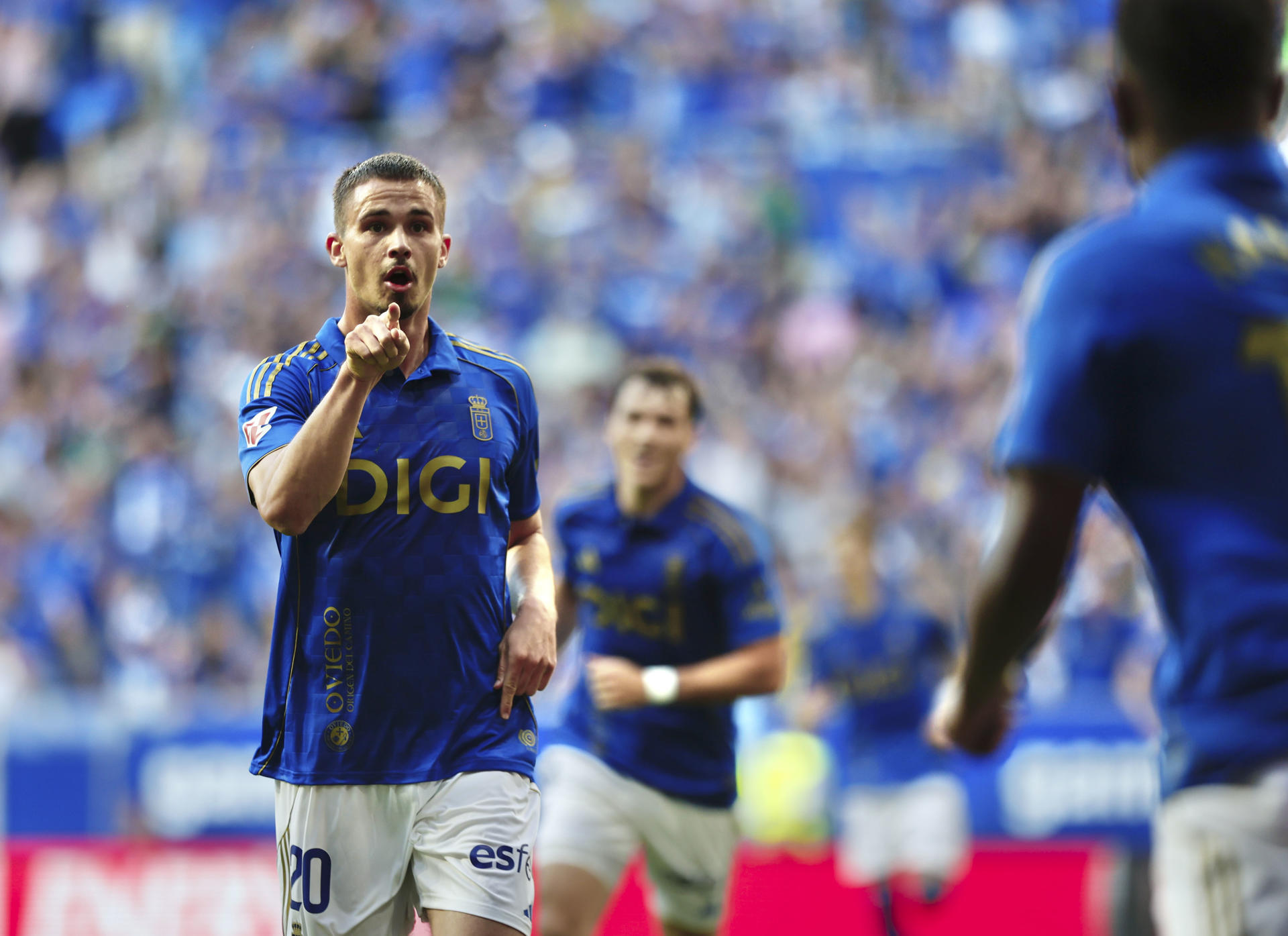 El centrocampista belga del Oviedo Leander Dendoncker celebra el primer gol de su equipo en el partido de LaLiga entre el Real Oviedo y la Real Sociedad, en el estadio Carlos Tartiere. EFE/Paco Paredes