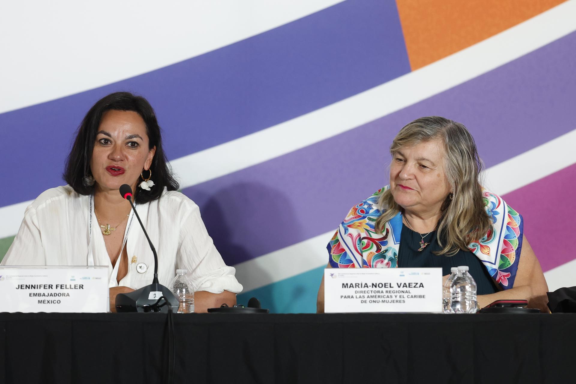 La directora general para Derechos Humanos y Democracia en la Cancillería de México, Jennifer Feller (i), y la directora regional para las Américas y el Caribe de ONU-Mujeres, María Noel Baeza, participan en la decimosexta Conferencia Regional sobre la Mujer de América Latina y el Caribe, este viernes, en la Ciudad de México (México). EFE/ Sáshenka Gutiérrez