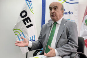 El secretario general de la Organización de Estados Iberoamericanos (OEI), Mariano Jabonero, habla durante una entrevista con EFE este martes, en Lima (Perú). EFE/ Mikhail Huacán