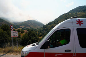 Imagen de una ambulancia en las inmediaciones de una zona afectada por los incendios de este mes de agosto. EFE/ Paco Paredes/Archivo