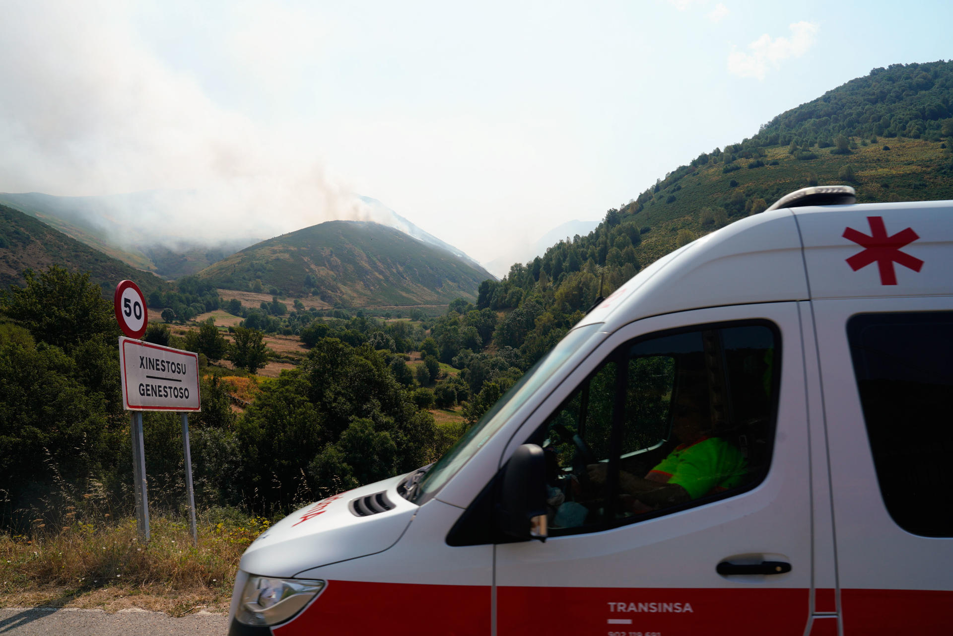 Imagen de una ambulancia en las inmediaciones de una zona afectada por los incendios de este mes de agosto. EFE/ Paco Paredes/Archivo