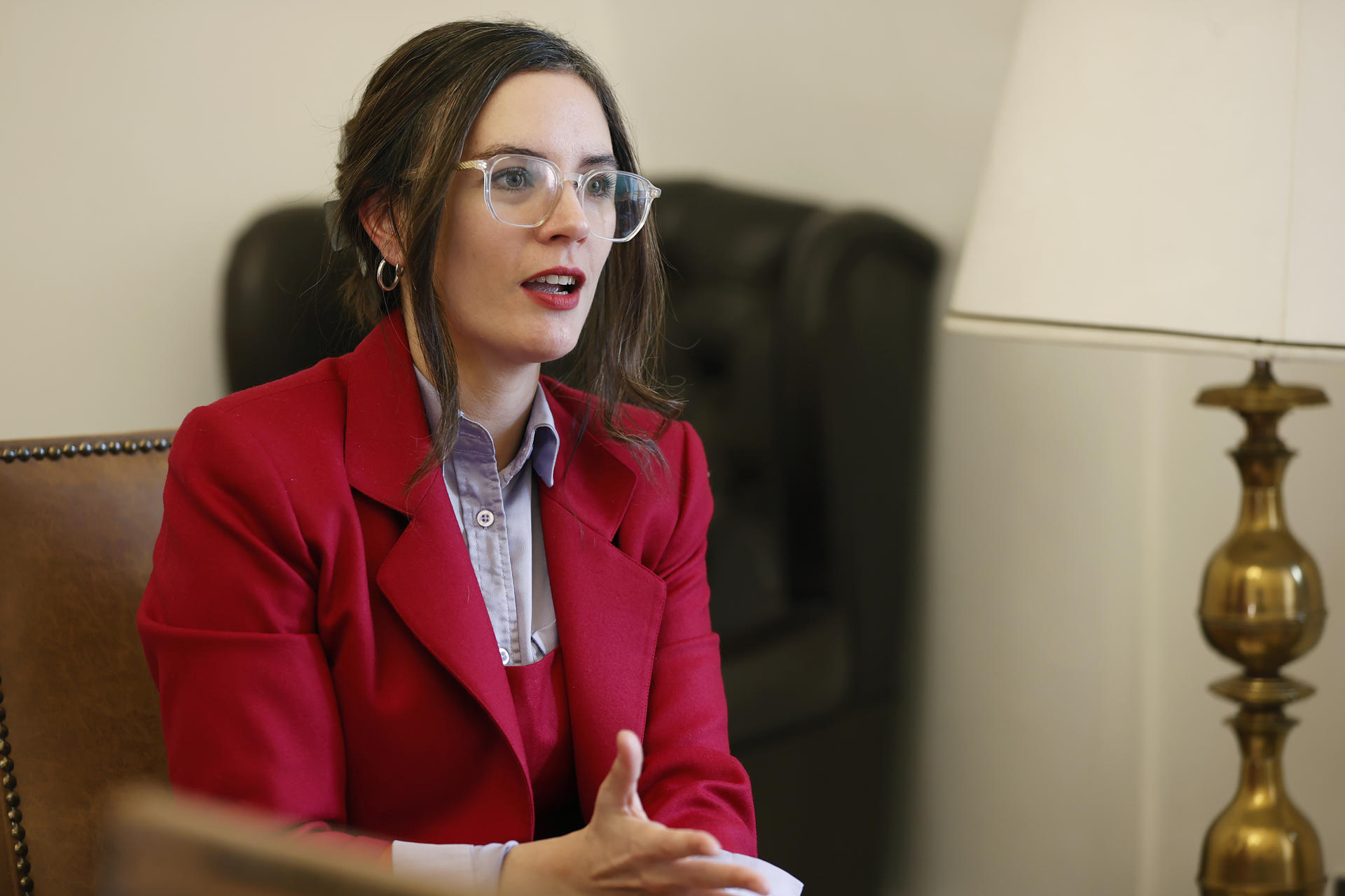 La ministra secretaria general del Gobierno de Chile, Camila Vallejo, habla durante una entrevista con EFE este jueves, en Santiago (Chile). EFE/ Elvis González
