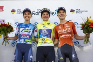 El podio final del Tour de Romandía femenino de ciclismo, formado por la eslovena Urska Zigart (i); la ganadora final, la suiza Elise Chabbey (c); y la neerlandesa Yara Kastelijn (d), tras la disputa de la última etapa. EFE/ CYRIL ZINGARO