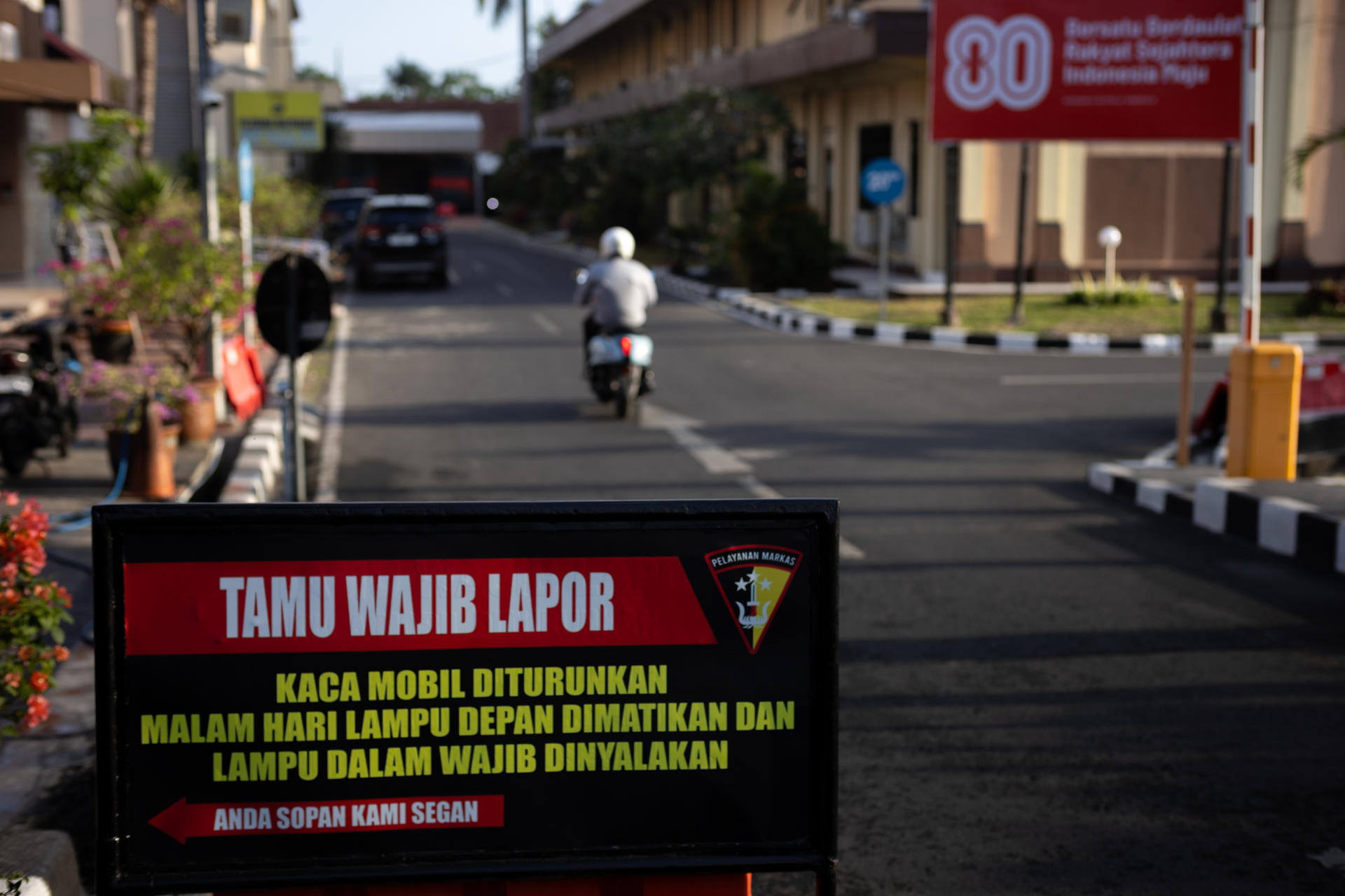 LOMBOK (INDONESIA), 15/08/2025.- Fotografía tomada este viernes la sede de la policía provincial de Lombok en donde se registró el primer informe de la desaparición de la española Matilde Muñoz. La Policía de Indonesia investiga la desaparición de Muñoz, de 72 años, en Lombok, isla a la que llegó en junio y donde en principio no se le ha visto desde comienzos de julio, sin que haya registro de su salida del país del Sudeste Asiático. EFE/ Iwan Suryadi

