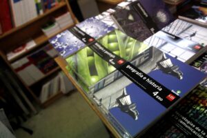 Imagen de archivo de varios libros de texto de secundaria en una librería. EFE/ Marcel Guinot