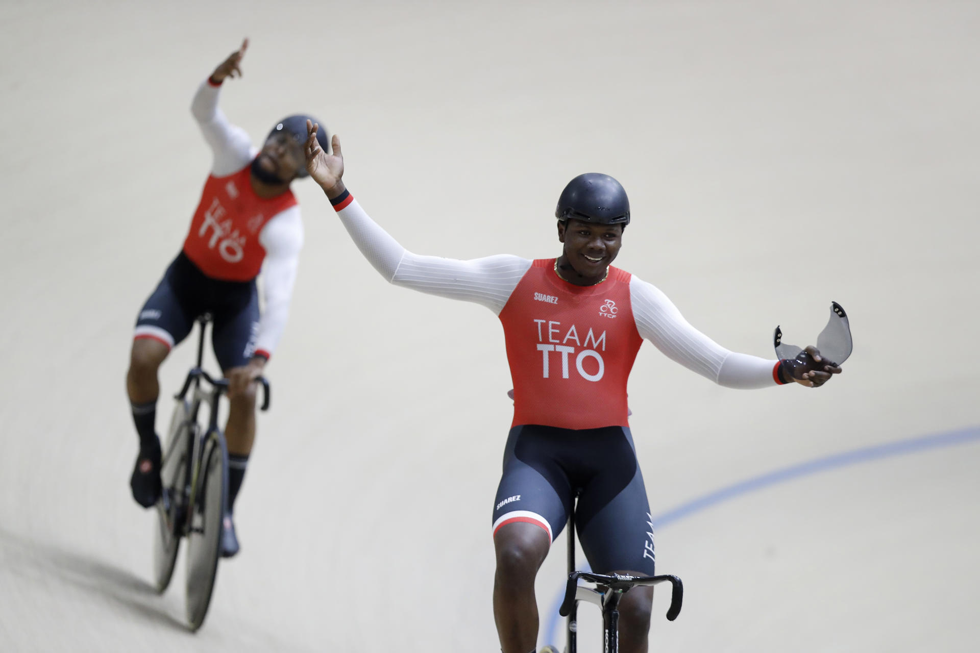 James Danell de Trinidad y Tobago celebra al ganar medalla de bronce en la categoría de ciclismo de pista velocidad por equipos masculino, durante los II Juegos Panamericanos Junior ASU 2025 este martes, en Luque (Paraguay). EFE/Juan Pablo Pino
