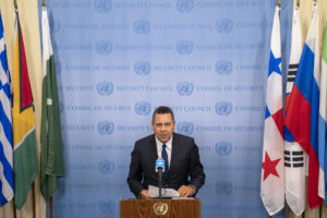 El embajador de Venezuela ante la Organización de las Naciones Unidas (ONU), Samuel Moncada, habla durante una conferencia de prensa en la sede de la ONU este 28 de agosto de 2025, en Nueva York (Estados Unidos). EFE/ Angel Colmenares