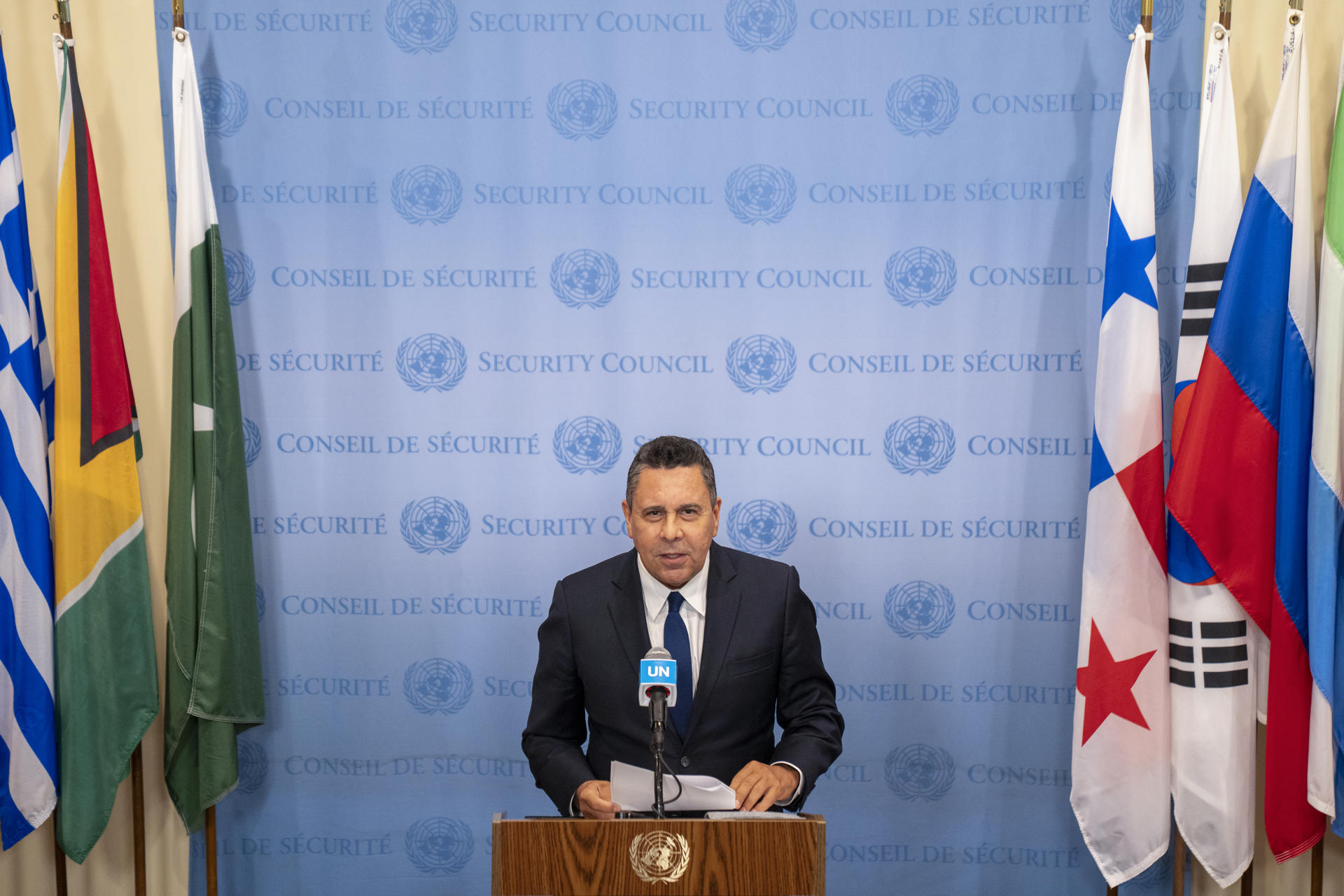 El embajador de Venezuela ante la Organización de las Naciones Unidas (ONU), Samuel Moncada, habla durante una conferencia de prensa en la sede de la ONU este 28 de agosto de 2025, en Nueva York (Estados Unidos). EFE/ Angel Colmenares