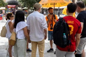 Un guía que acompaña a un grupo de visitantes por el centro de Toledo. La ordenanza municipal, pionera, de Toledo para regular la actividad turística y la convivencia ciudadana, que está en fase de información pública y tiene previsto aprobarse en el pleno de septiembre, cuenta con el apoyo de la Asociación de Guías de Turismo Castilla-La Mancha y de los vecinos, aunque los guías 'free tour' han iniciado una recogida de firmas en contra de esta normativa municipal. EFE/ Ismael Herrero