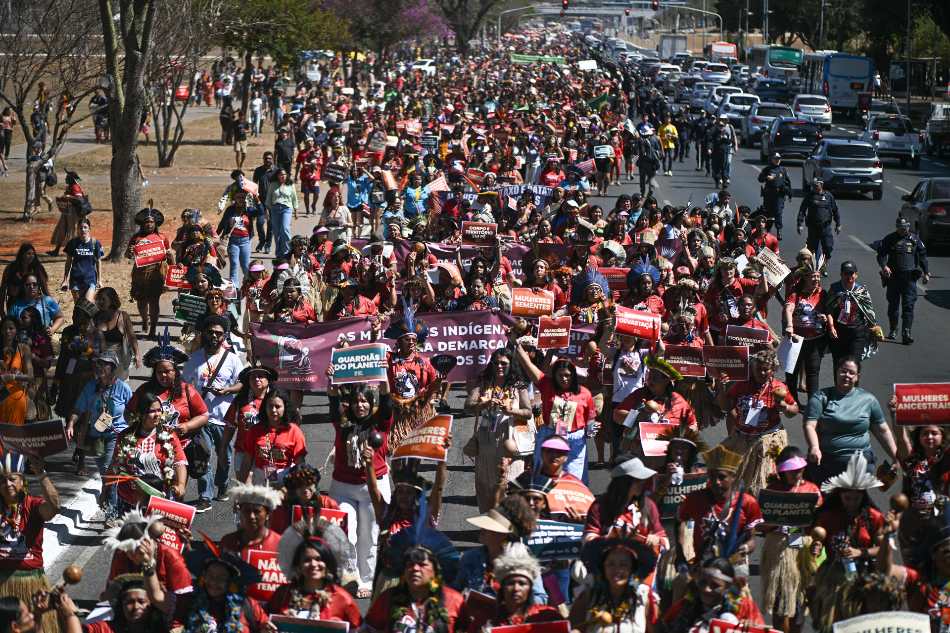Mujeres participan en la IV Marcha de Mujeres Indígenas contra la violencia de género en sus territorios y a favor de un mejor acceso a los servicios de salud reproductiva este jueves, en la Explanada de los Ministerios en Brasilia (Brasil). EFE/ Andre Borges
