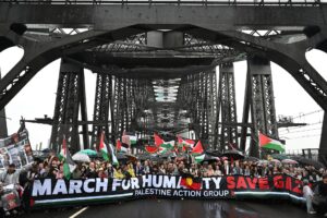 Fotografía de una marcha en favor de Palestina que recorrió el emblemático puente de Sídney el 3 de agosto.
EFE/EPA/DEAN LEWINS AUSTRALIA AND NEW ZEALAND OUT