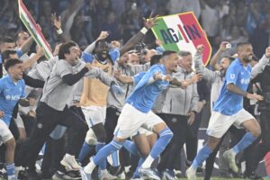 Fotografia de Ciro Fusco en la que puede verse una foto de archivo del 23 de mayo de 2025 de los jugadores del SSC Nápoles celebrando la conquista del título de la Serie A 2024/2025.
