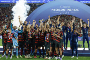 Los jugadores y el cuerpo técnico de Flamengo celebran este sábado la conquista del título de la Copa Intercontinental Sub-20 en el estadio Maracaná en una final contra el Barcelona español. EFE/ Andre Coelho