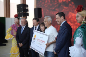 El presidente de la Junta de Andalucía, Juanma Moreno (2d), ha presidido este viernes el acto institucional del Día de Andalucía en el Pabellón de España de la Expo Universal de Osaka 2025 en Japón. EFE/Junta de Andalucía // SOLO USO EDITORIAL/SOLO DISPONIBLE PARA ILUSTRAR LA NOTICIA QUE ACOMPAÑA (CRÉDITO OBLIGATORIO)