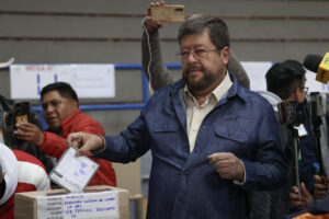 El candidato a la presidencia de Bolivia por el partido Alianza Unidad, Samuel Doria Mediana, vota este domingo, en La Paz (Bolivia). EFE/ Luis Gandarillas