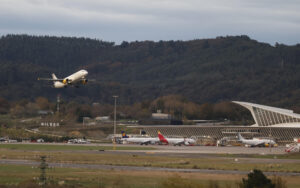 Imagen de archivo de una avión en el momento de despegue del aeropuerto de Bilbao.EFE/Luis Tejido